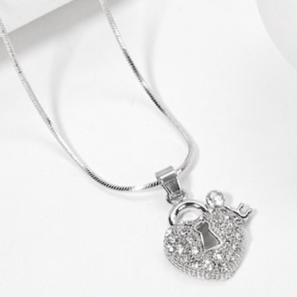🔴 Rhinestone Heart Lock Necklace